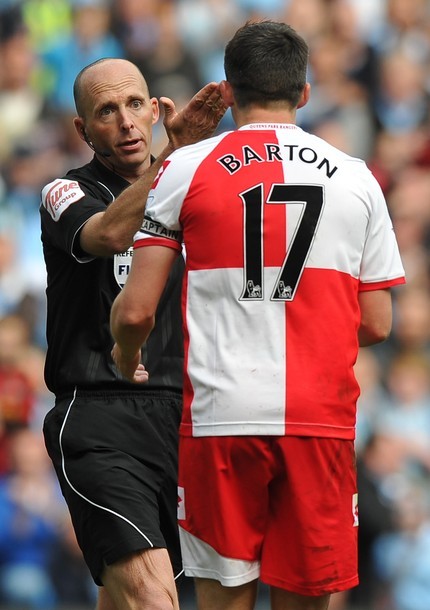 Barton bị phạt thẻ đỏ rời sân.